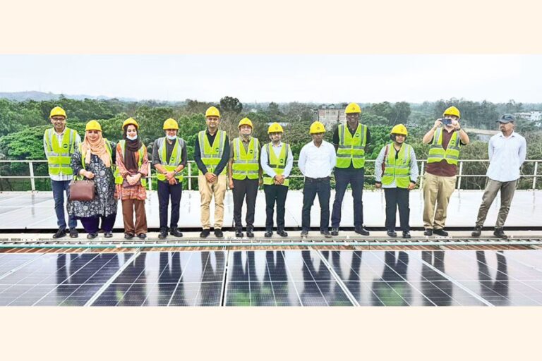 世界銀行カントリーディレクターが、IDCOLが資金提供するGPH Ispatの屋上太陽光発電プロジェクトを視察
