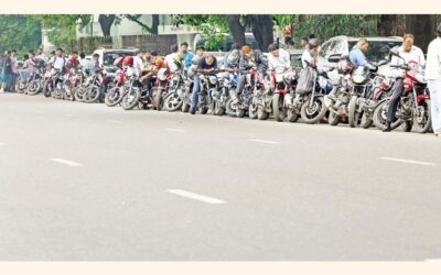 バイクと自家用車が長い列を作っている。