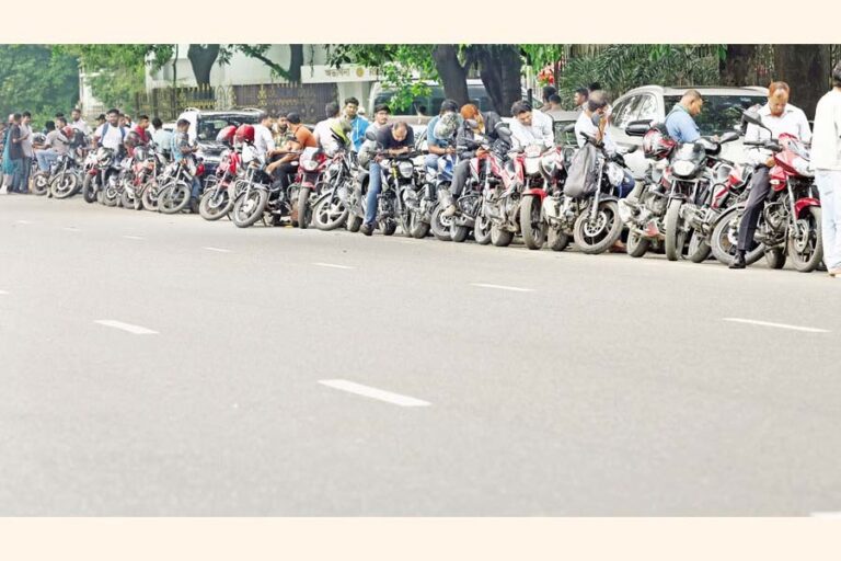 バイクと自家用車が長い列を作っている。