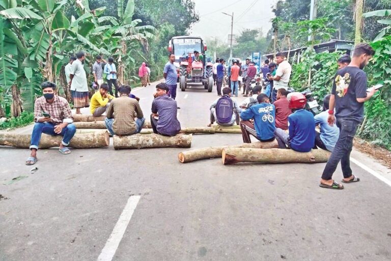 オートバイ乗りがデワンガンジ・ジャマルプール地方道路を封鎖