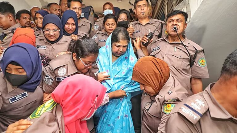 シリン・シャルミンが法廷の階段で転倒