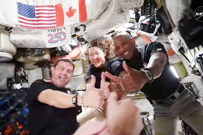 数々の歴史的な月面通過を終えた宇宙飛行士たちが地球への帰還を開始