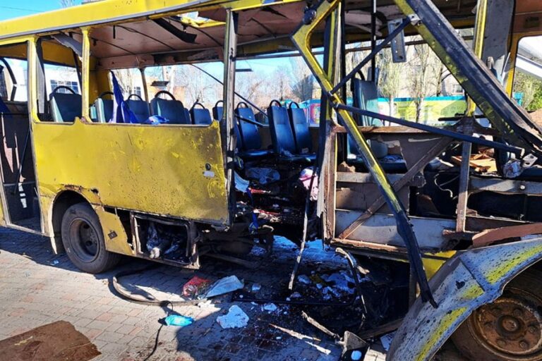 ロシア軍によるウクライナへの空爆で死亡した12人のうち、子供2人を含む。