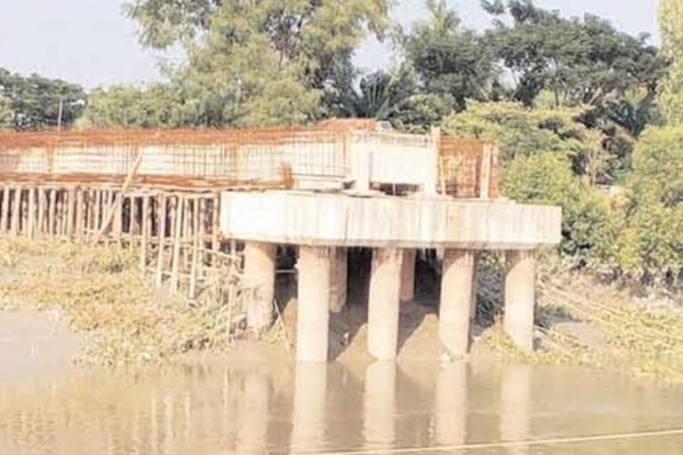 コポタッホ川の橋梁工事が19ヶ月間中断