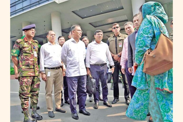 首相は昇進機会を奪われたBCS（バングラデシュ公務員制度）の医療従事者たちの不満を聞き取る