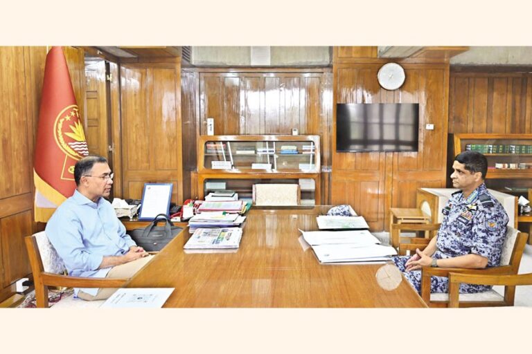 ハサン・マフムード・カーン空軍大将が首相を表敬訪問した。