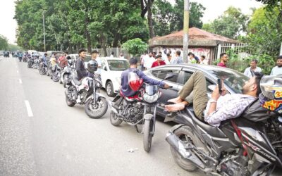 運転手たちは長い列に並び、座って時間をつぶしている。