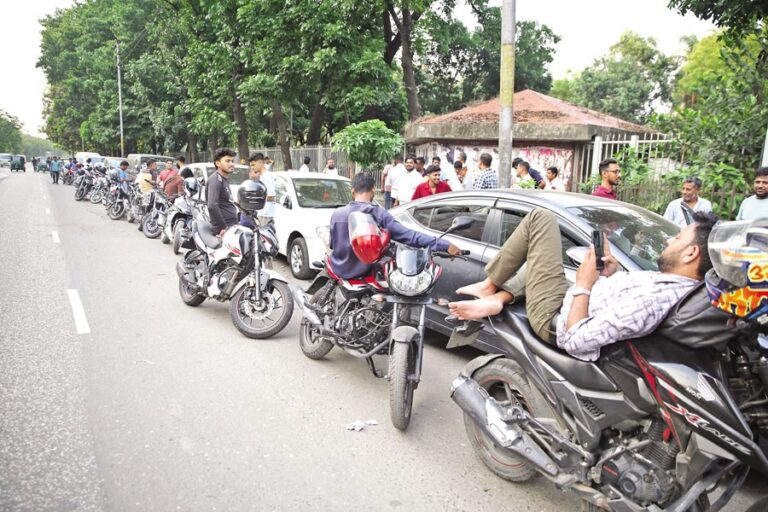 運転手たちは長い列に並び、座って時間をつぶしている。