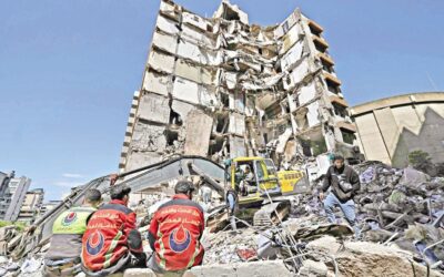 レバノンの救助隊員がイスラエル軍の空爆現場で瓦礫の撤去作業を行っている。