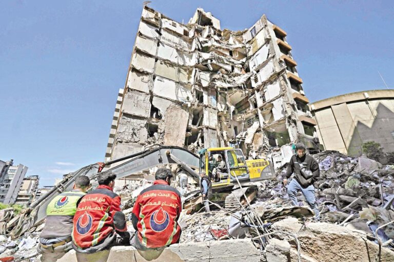 レバノンの救助隊員がイスラエル軍の空爆現場で瓦礫の撤去作業を行っている。