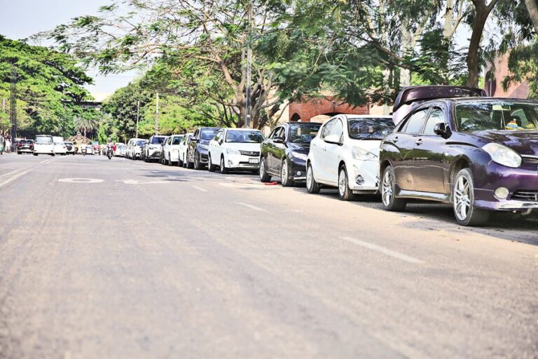 パニック買いにより市内のガソリンスタンドに長蛇の列が発生