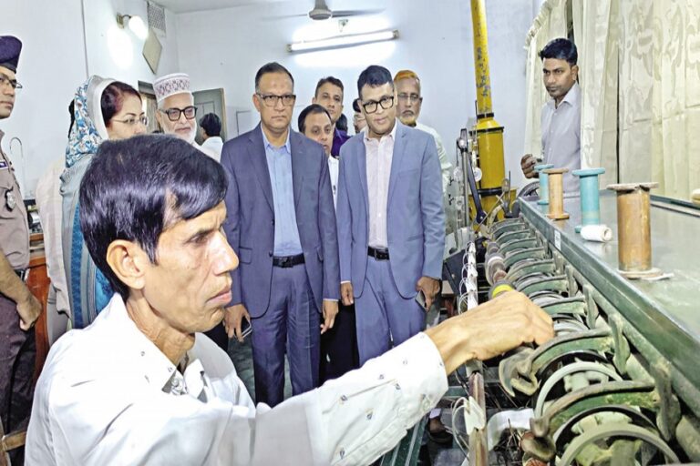 政府は「ラジシャヒ絹の失われた栄光を復活させる」ために取り組んでいる。