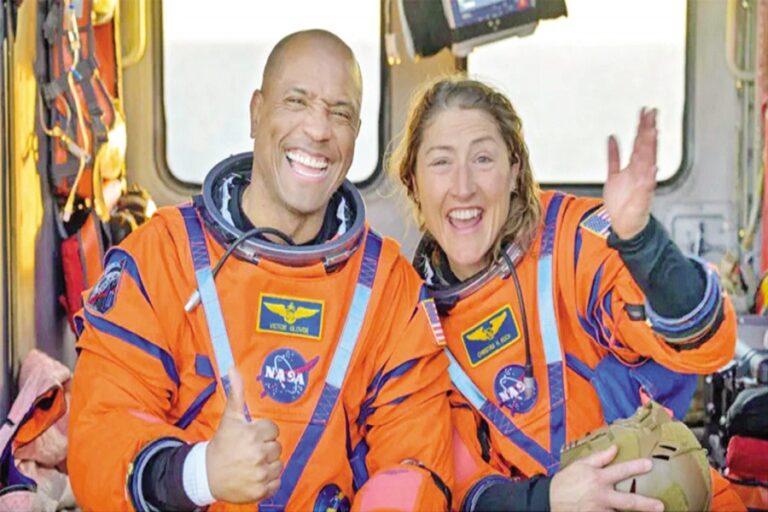 アルテミス計画の乗組員は月へのミッションを完了し、無事に帰還した。