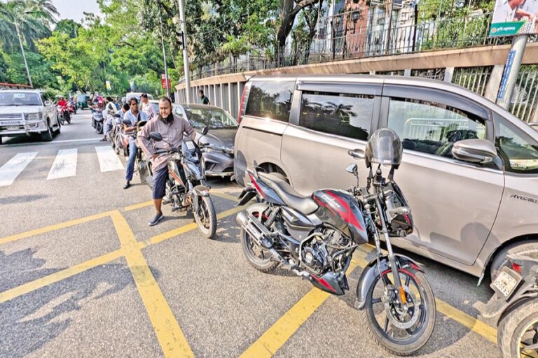 市内のガソリンスタンドでは長蛇の列が続いている。