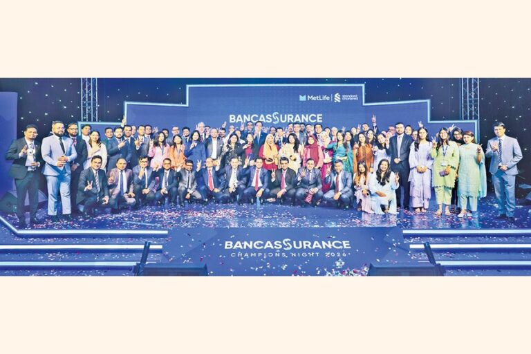 スタンダードチャータード銀行とメットライフ・バングラデシュが、バンカシュアランス部門の優秀な実績を表彰