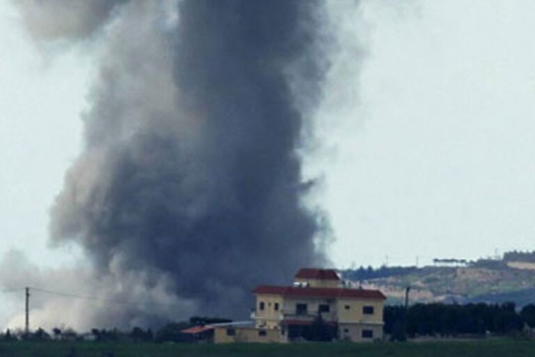 イラン防衛隊は、ホルムズ海峡を通過する軍艦には「厳しく」対処すると表明した。