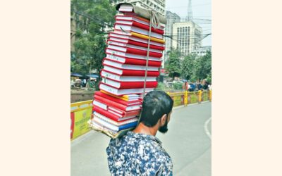 露天商がハルカタ（新しい帳簿）を販売している。