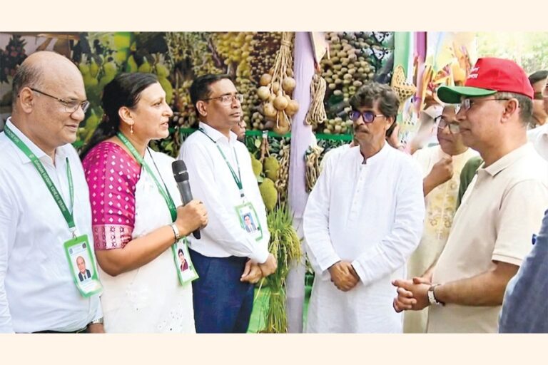 首相がバングラデシュ農業銀行のブースを訪問