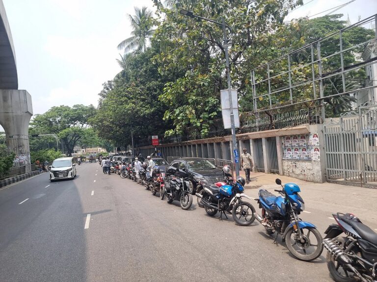 燃料危機：ダッカのガソリンスタンド1か所に1,011台の車両が給油のために列を作る