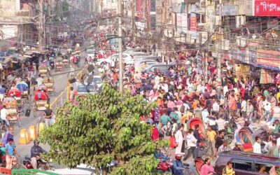 大勢の人混みの中で一人