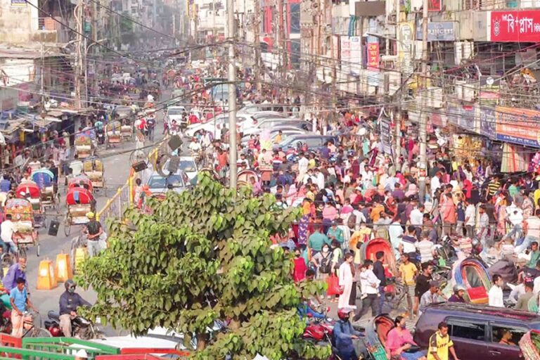 大勢の人混みの中で一人