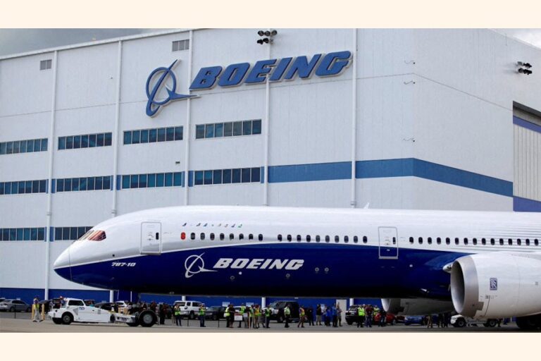 ボーイングは生産量を増やすため、週に100人以上の工場労働者を雇用している。