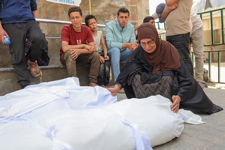 ガザ民間防衛隊によると、イスラエル軍の砲撃により子供を含む4人が死亡した。