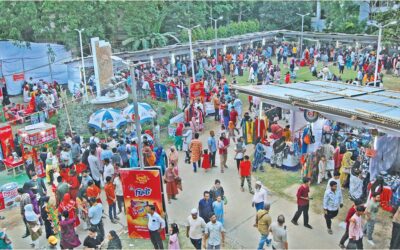 バングラアカデミー敷地内の「ボイシャキメラ」の屋台には人々が殺到した