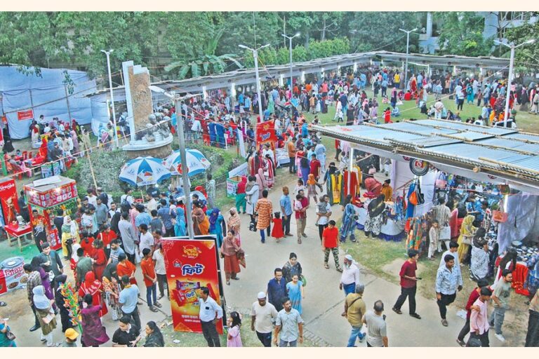 バングラアカデミー敷地内の「ボイシャキメラ」の屋台には人々が殺到した