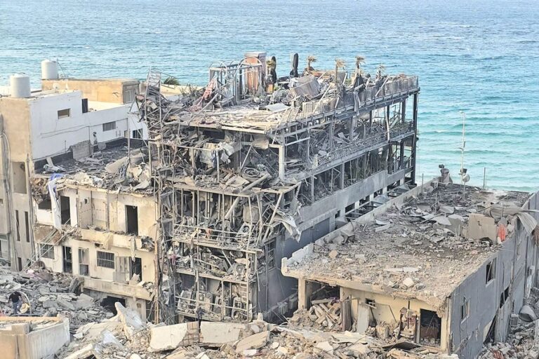 イスラエル軍の空爆現場の破壊状況を示す写真