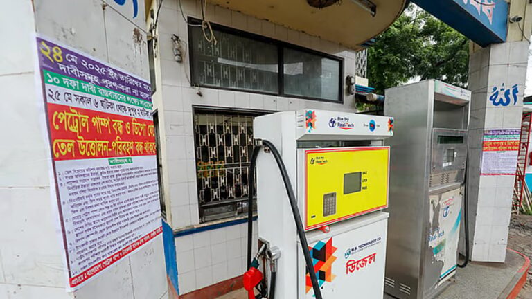 燃料価格が1リットルあたり15タカから20タカ値上がりした。