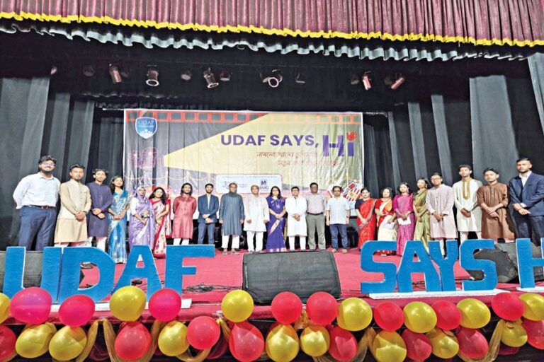 デリー大学会計学科の新入生たちの新たな始まりを祝して