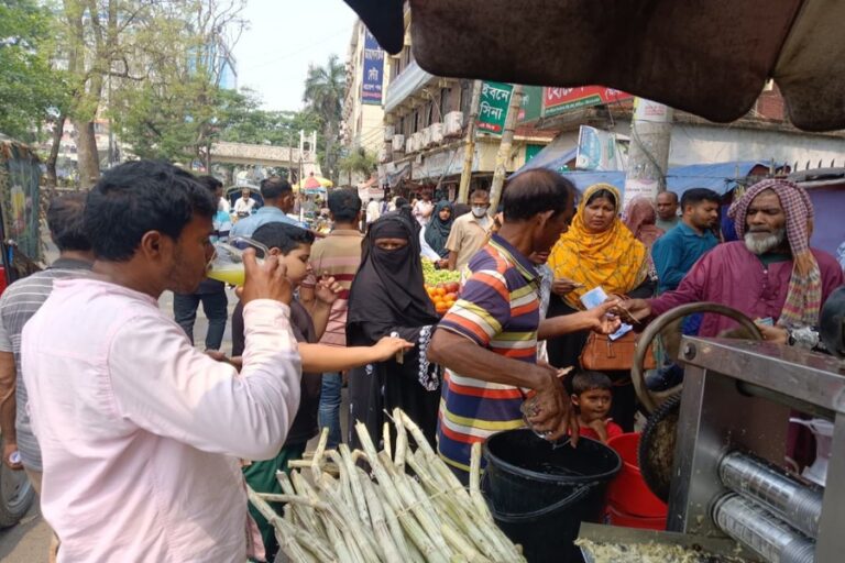 ラジシャヒは40℃の猛暑に見舞われ、庶民の生活は混乱している。