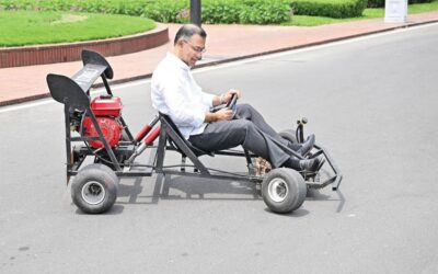 首相が学生が製作したゴーカートを運転し、若きイノベーターを称賛