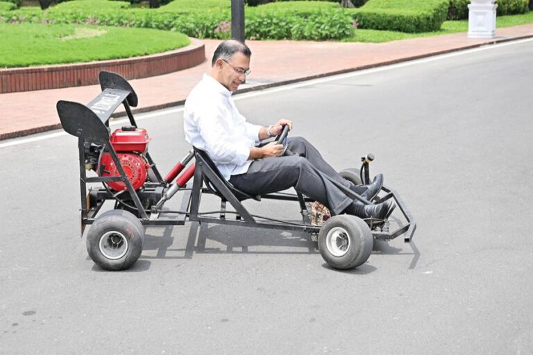 首相が学生が製作したゴーカートを運転し、若きイノベーターを称賛