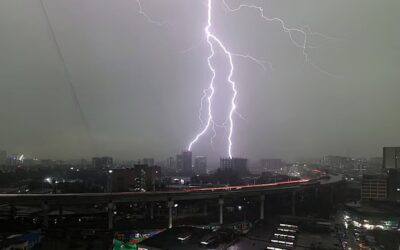 7つの地区で落雷により少なくとも14人が死亡