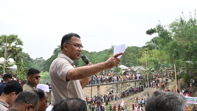 首相は国民に対し、国民投票と7月憲章をめぐる混乱に警戒するよう呼びかけた。