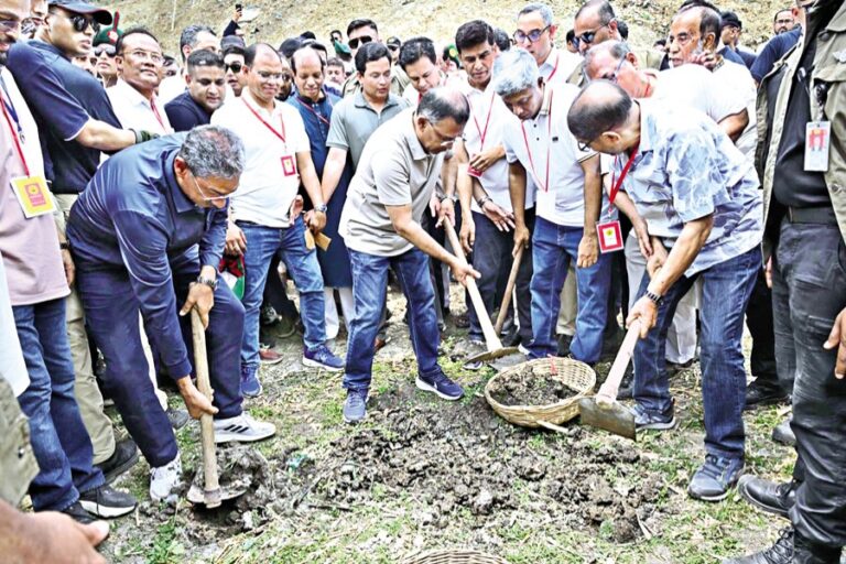 公共の秩序と平和を乱す行為は一切許されない：首相