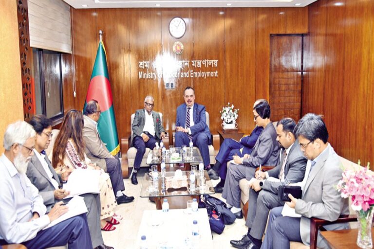 大臣は労働基準引き上げのため米国との協力を求めている。