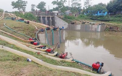 農民たちは浸水した湿地帯の水を排水するために浅いポンプを設置した。