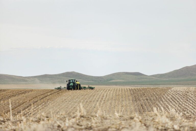 北米の農家は、利益の出ない栽培シーズンが近づくにつれ、農機具の購入費用を切り詰めている。