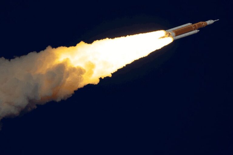 アルテミス計画の宇宙飛行士たちが歴史的なミッションで月へ向かう