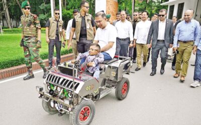 首相が、障がいのある若者たちが製作した「スマートカー」に乗車
