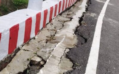 開通前にチャンドプール橋のアプローチ道路に亀裂が発生