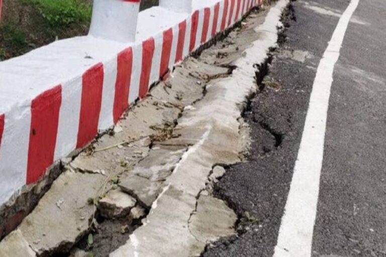 開通前にチャンドプール橋のアプローチ道路に亀裂が発生