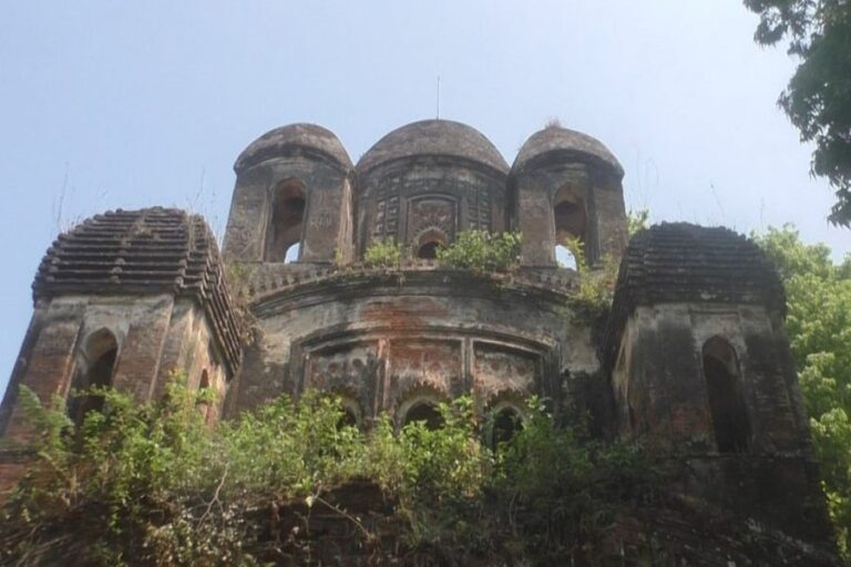 シャムスンダル寺院は今もソナバリア村に堂々と建っている。