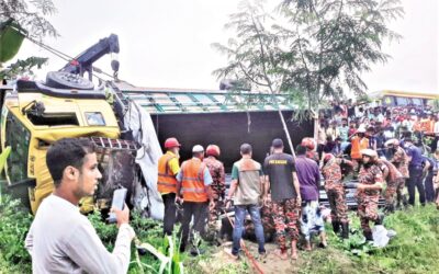 トラックが溝に転落し、15人が死亡