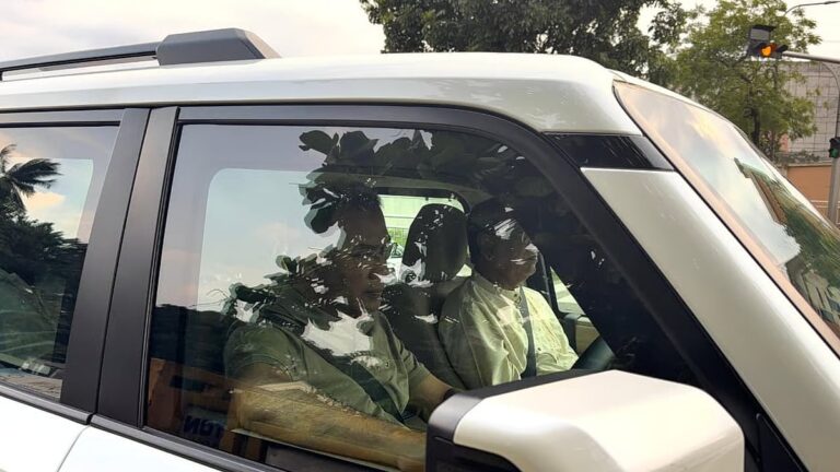 タリク・ラフマン首相、廃棄物管理状況を視察するためダッカの街頭に4時間滞在、同行した職員2名は撤退