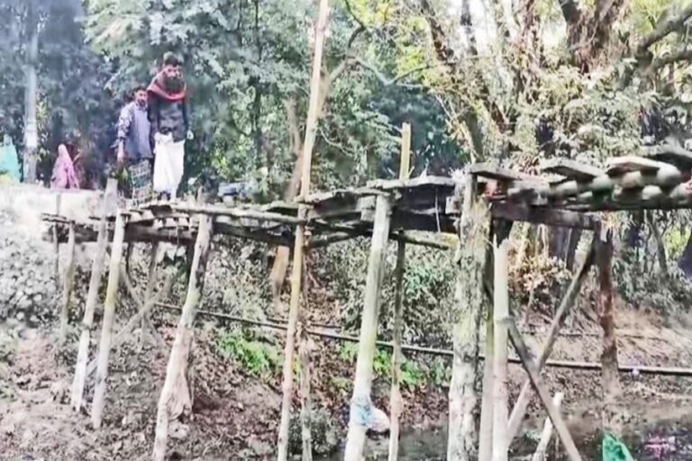 チャンドプールでは、老朽化した木造橋のために数千人が苦しんでいる。