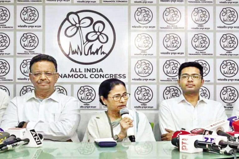 マムター氏は、モディ氏率いるインド人民党（BJP）に選挙で敗北した後も辞任を拒否した。